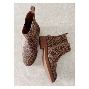 NWOB Lucky Brand Sz 9 Ressy Leopard Print Leather Gum Sole Boots Run Small
